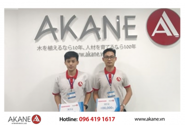 Kỹ sư Akane nhận phần quà hỗ trợ từ công ty tiếp nhận